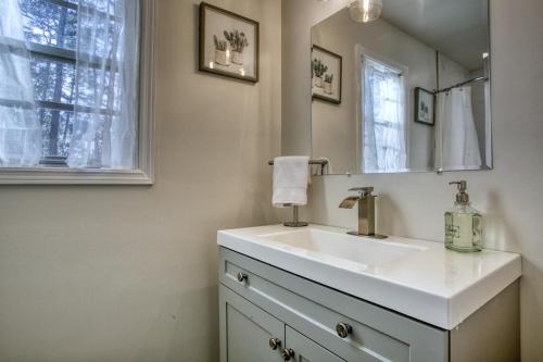 ein Badezimmer mit einem weißen Waschbecken und einem Spiegel in der Unterkunft Atlanta Decatur Rocksteadymessagespring Special! in Decatur