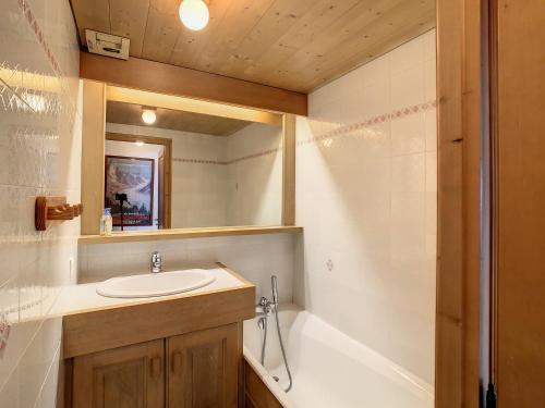 une salle de bain avec un lavabo, une baignoire et un miroir dans l'établissement Duplex cosy à deux pas des pistes avec parking à Combloux - FR-1-560-80, à Combloux