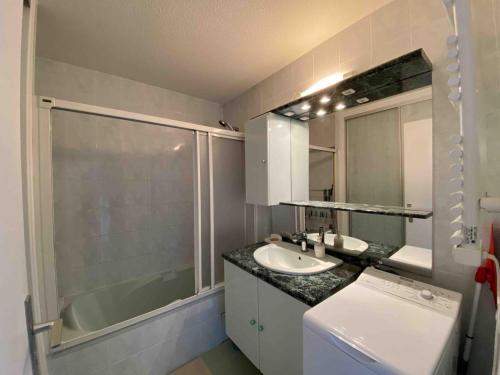 a bathroom with a sink and a shower and a toilet at Appartement 3P avec Balcon et Parking - Sarzeau - FR-1-639-1 in Sarzeau