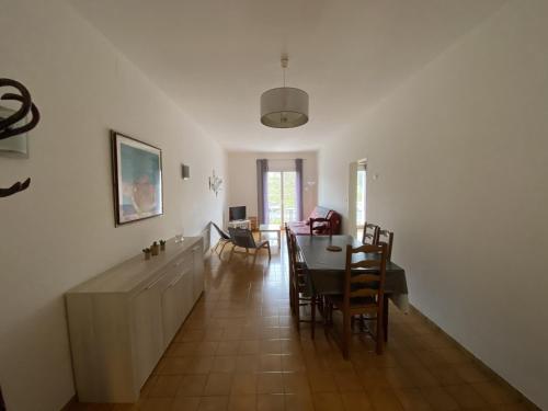 une salle à manger et un salon avec une table et des chaises dans l'établissement Appartement T3 Centre-ville La Roche-Posay, Balcon, Wi-Fi, Proximité Thermes et Commerces - FR-1-541-76, à La Roche-Posay