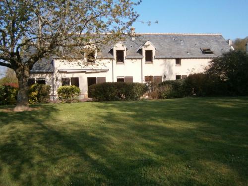 a large white house with a large yard at Gîte spacieux avec billard, cheminée & terrasse, près de la forêt de Bercé, Wi-Fi & activités nature - FR-1-410-337 in Thoiré-sur-Dinan