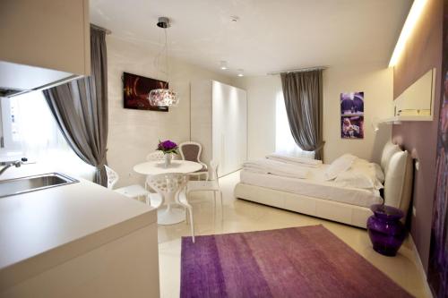 ein Wohnzimmer mit einem Sofa und einem Tisch in der Unterkunft Opera Relais De Charme - Aparthotel in Verona