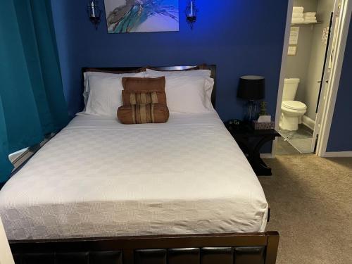 a bedroom with a large bed with a blue wall at The Samone's in Atlanta