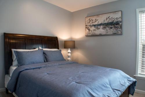 een slaapkamer met een bed met een blauw dekbed bij Cozy condo with yard and patio. Long-stay discount available in Fairfield