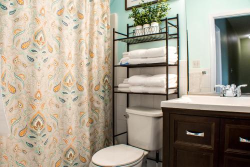 een badkamer met een toilet en een wastafel bij Cozy condo with yard and patio. Long-stay discount available in Fairfield