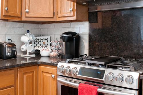 a kitchen with a stove top oven in a kitchen at Cozy condo with yard and patio. Long-stay discount available in Fairfield