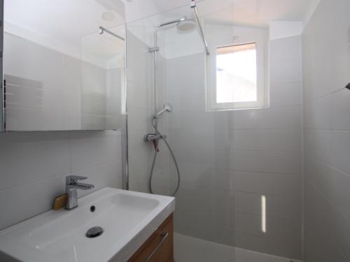 baño blanco con ducha y lavamanos en Maison Banyuls-sur-Mer, 3 pièces, 4 personnes - FR-1-309-268, en Banyuls-sur-Mer