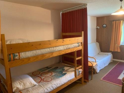 - une chambre avec 2 lits superposés dans une maison dans l'établissement Appartement Mont-Dore, 2 pièces, 6 personnes - FR-1-415-115, à Le Mont-Dore