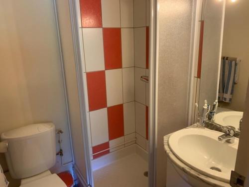 La salle de bains est pourvue d'une douche, de toilettes et d'un lavabo. dans l'établissement Appartement Mont-Dore, 2 pièces, 6 personnes - FR-1-415-115, à Le Mont-Dore