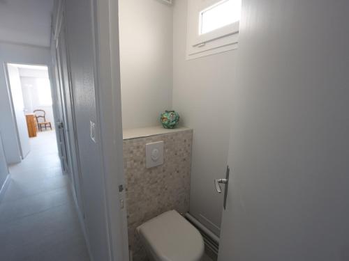une salle de bain avec des toilettes et un lavabo dans l'établissement Superbe T3 face mer avec terrasse, garage et Wifi aux Sables-d'Olonne - FR-1-197-503, à Les Sables-dʼOlonne