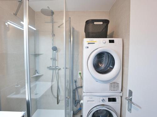 une machine à laver dans une salle de bain avec douche dans l'établissement Superbe T3 face mer avec terrasse, garage et Wifi aux Sables-d'Olonne - FR-1-197-503, à Les Sables-dʼOlonne