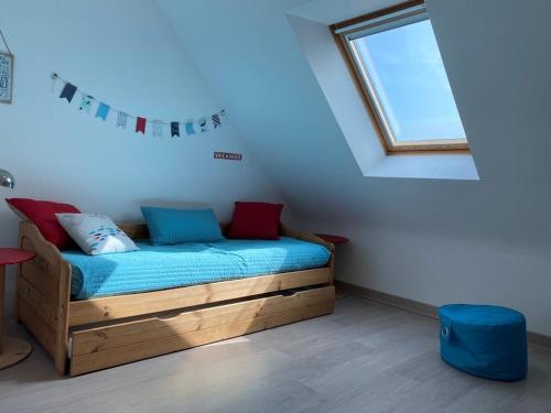 Cette petite chambre dispose d'un lit et d'une fenêtre. dans l'établissement Maison 3 pièces avec jardin, Terrasse, Wifi - Proche plages et sentiers côtiers - Erdeven - FR-1-397-55, à Erdeven