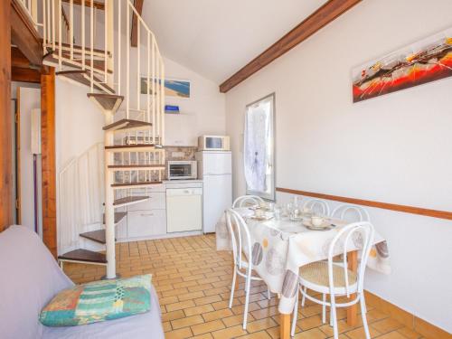 une cuisine et une salle à manger avec une table et des chaises dans l'établissement Maison T2 Mezzanine à 350m des Plages avec Terrasse et Parking à Biscarrosse - FR-1-521-182, à Biscarrosse