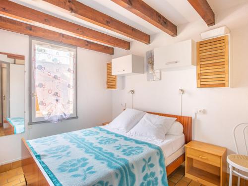 une petite chambre avec un lit et une fenêtre dans l'établissement Maison T2 Mezzanine à 350m des Plages avec Terrasse et Parking à Biscarrosse - FR-1-521-182, à Biscarrosse