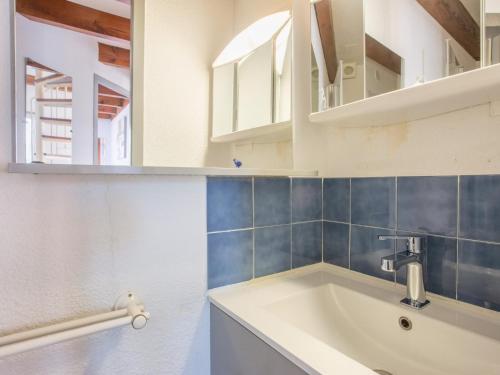 une salle de bain avec un lavabo et un miroir dans l'établissement Maison T2 Mezzanine à 350m des Plages avec Terrasse et Parking à Biscarrosse - FR-1-521-182, à Biscarrosse