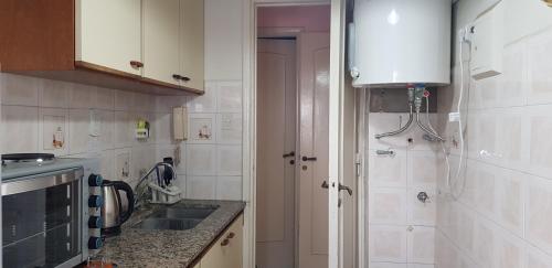 cocina con fregadero y encimera en Hispano en Mar del Plata