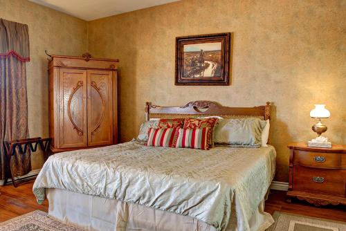 Una cama o camas en una habitación de Tombstone Monument Guest Ranch
