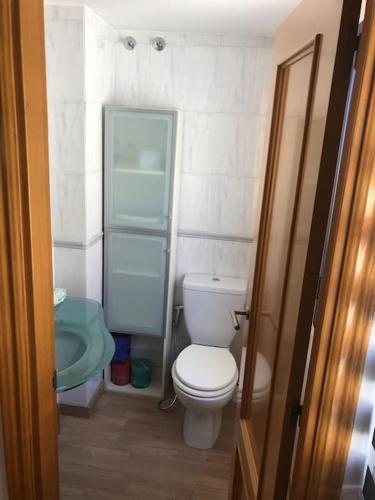 a small bathroom with a toilet and a sink at Adosado, wifi, playa, lugar espacioso, vacacional in Grao de Castellón
