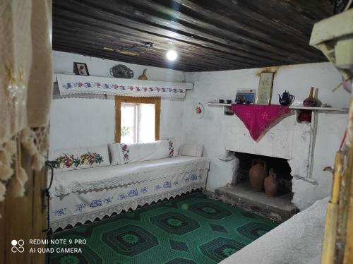 Cette petite chambre dispose d'un canapé et d'une cheminée. dans l'établissement Lübbey butik otel, à Dolaylar