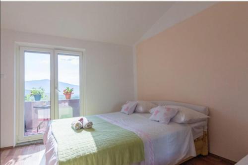 een slaapkamer met een bed met twee knuffels erop bij House Honey in Lovreć