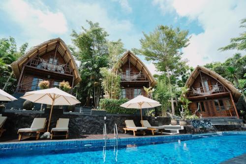 烏魯瓦圖的住宿－巴厘島山谷S度假酒店，一座带游泳池和两栋建筑的度假村
