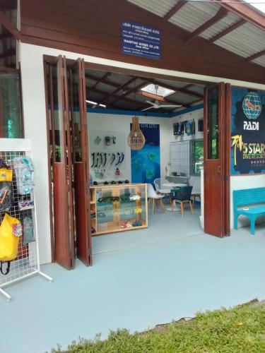 a shop with an open door and a table at Apache Bar Haad yao in Haad Yao
