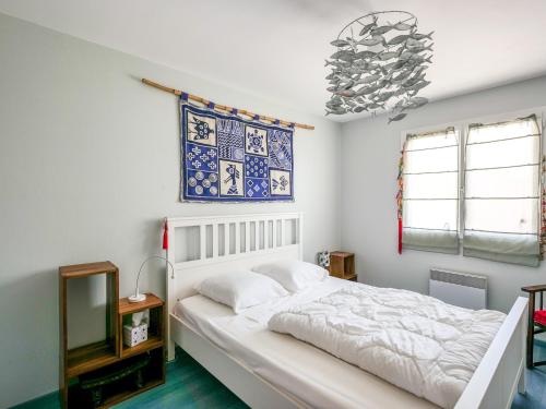 ein Schlafzimmer mit einem weißen Bett und einem Fenster in der Unterkunft Maison Les Sables-d'Olonne, 4 pièces, 8 personnes - FR-1-197-500 in Les Sables-dʼOlonne