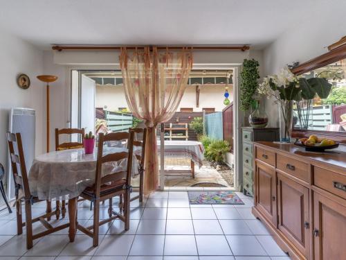 une cuisine avec une table et des chaises dans une pièce dans l'établissement Maison mitoyenne T3, Biscarrosse, proche océan, 4 pers. - FR-1-521-176, à Biscarrosse