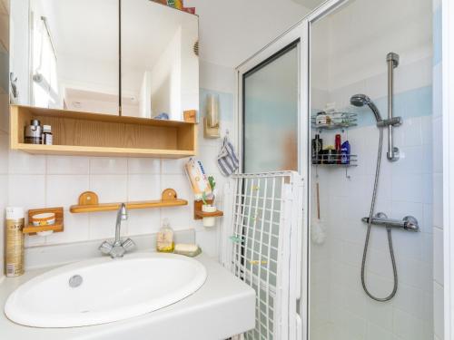 une salle de bain avec un lavabo et une douche dans l'établissement Maison mitoyenne T3, Biscarrosse, proche océan, 4 pers. - FR-1-521-176, à Biscarrosse
