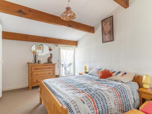 une chambre avec un lit, une commode et une fenêtre dans l'établissement Maison mitoyenne T3, Biscarrosse, proche océan, 4 pers. - FR-1-521-176, à Biscarrosse