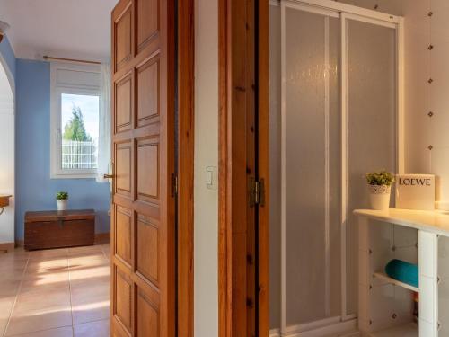 eine offene Tür in einem Zimmer mit Fenster in der Unterkunft Casa Sant Pere Pescador, 5 dormitorios, 10 personas - ES-89-78 in Sant Pere Pescador