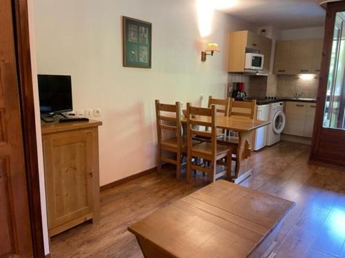 Zdjęcie z galerii obiektu Studio à Brides-les-Bains avec Balcon, Parking, Wi-Fi et Casier à Skis - FR-1-512-260 w mieście Brides-les-Bains