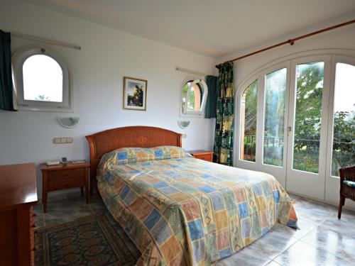 Posteľ alebo postele v izbe v ubytovaní Casa con Piscina, Wifi, A/A y Barbacoa en Sant Pere Pescador - ES-89-82
