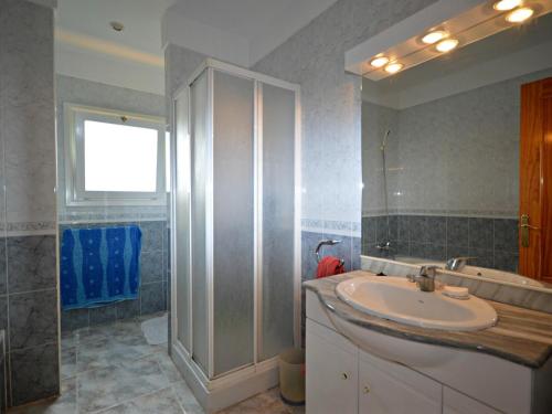 Kúpeľňa v ubytovaní Casa con Piscina, Wifi, A/A y Barbacoa en Sant Pere Pescador - ES-89-82