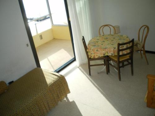 une salle à manger avec une table et des chaises et une fenêtre dans l'établissement Studio en bord de mer au Lavandou avec terrasse et vue imprenable - FR-1-308-170, au Lavandou