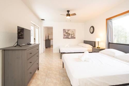 - une chambre avec 2 lits et une télévision dans l'établissement Waterfront 2-Story Villa with Heated Pool, à Pembroke Pines