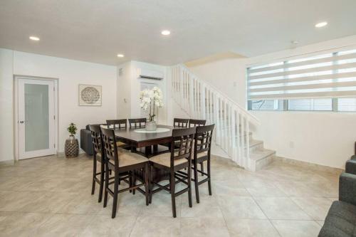 a dining room with a table and chairs at Beautiful 7-Bedroom Villa with Pool in Hialeah