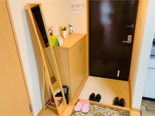 um quarto com uma porta e uma prateleira e alguns sapatos em K&M Heights - Vacation STAY 32220v em Tóquio