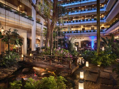Κήπος έξω από το Anantara Siam Bangkok Hotel