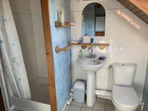 une petite salle de bain avec un lavabo et des toilettes dans l'établissement Maison à 50m de la plage, 3 chambres, jardin clôturé, idéale en famille! - FR-1-482-85, à Fort-Mahon-Plage