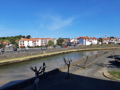 Photo de la galerie de l'établissement Appartement lumineux avec terrasse à 2 pas de la plage à Ciboure - FR-1-239-623, à Ciboure