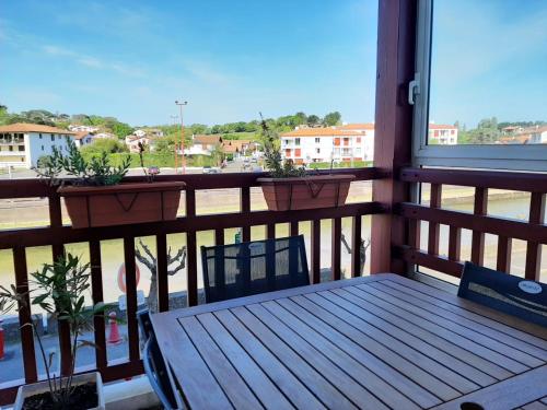 Photo de la galerie de l'établissement Appartement lumineux avec terrasse à 2 pas de la plage à Ciboure - FR-1-239-623, à Ciboure