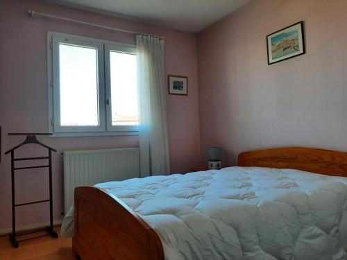 Un dormitorio con una cama grande y una ventana en Appartement Ciboure, 2 pièces, 4 personnes - FR-1-239-623, en Ciboure