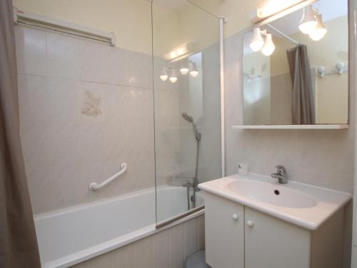 une salle de bain avec une douche, un lavabo et une baignoire dans l'établissement BANYULS-SUR-MER, T2 avec WIFI, terrasse et parking - FR-1-309-259, à Banyuls-sur-Mer