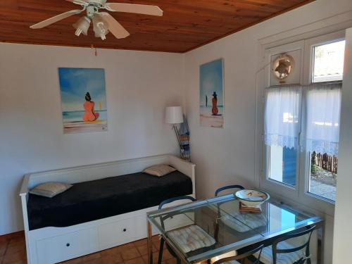 une chambre avec un lit et une table en verre dans l'établissement Charmant T2 avec jardin privé, proche centre et plages de Capbreton - FR-1-239-632, à Capbreton