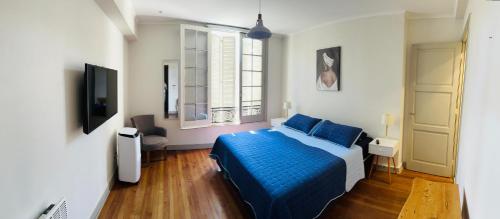 a bedroom with a blue bed and a window at Maktub Brasil - Hostal Boutique in Santiago