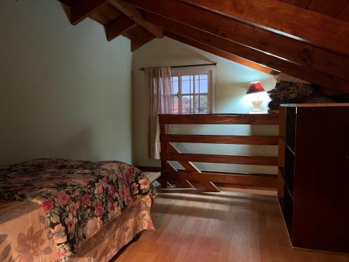 une chambre avec un lit et une fenêtre dans l'établissement Casa Ostende, à Ostende