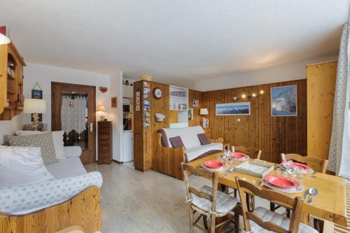 - un salon/salle à manger avec une table et des chaises dans l'établissement Résidence Coeur d'Argentière 107 - Happy Rentals, à Chamonix-Mont-Blanc