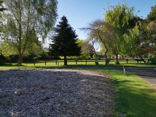 Κήπος έξω από το Farm Stay Right on Te Awa River Ride