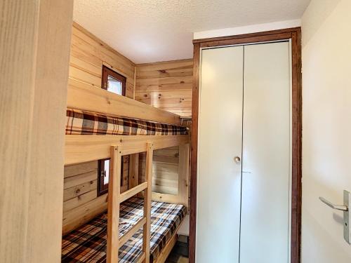 una cabina con 2 letti a castello in una camera di Studio Combloux, 1 pièce, 4 personnes - FR-1-560-70 a Combloux